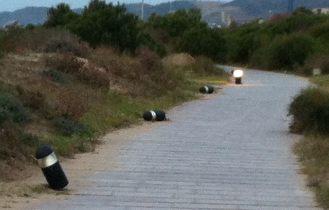 Bretolada sobre les b�lisses del passeig mar�tim antic de Gav� Mar (fotografia de Miguel �ngel Ib��ez) (15 de Desembre de 2011)